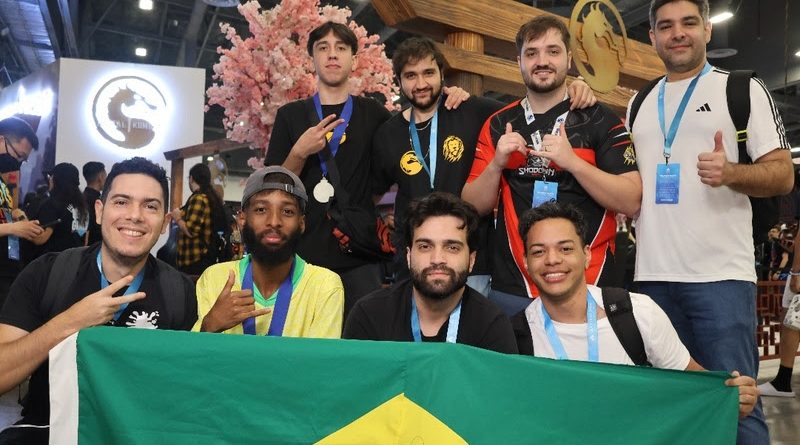 Jogadores brasileiros de Mortal Kombat 1 posando na EVO 2024 com troféus.