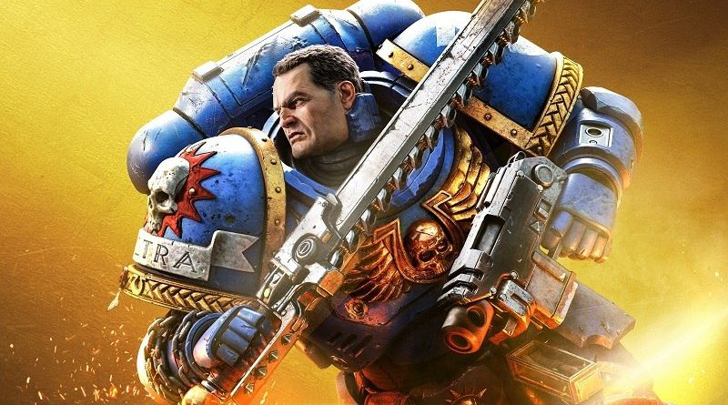 Personagem Space Marine em uma armadura azul com detalhes dourados e uma arma de corrente.