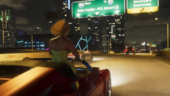 Cena do jogo GTA VI mostrando uma mulher dirigindo um carro esportivo vermelho em alta velocidade à noite, com placas de sinalização ao fundo.