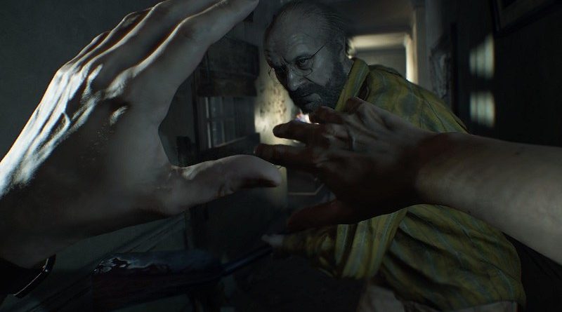 Cena de combate em Resident Evil 7, mostrando personagem principal em confronto com inimigo em um corredor escuro.