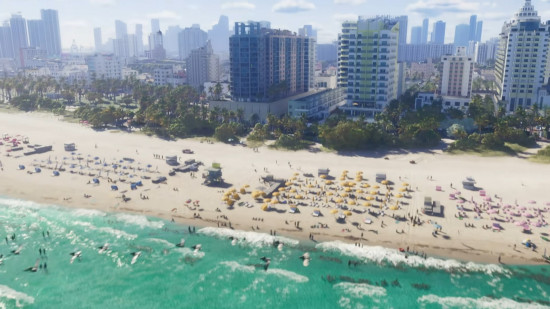 Praia com areia branca e guarda-sóis coloridos, vista aérea mostrando edifícios e o mar.