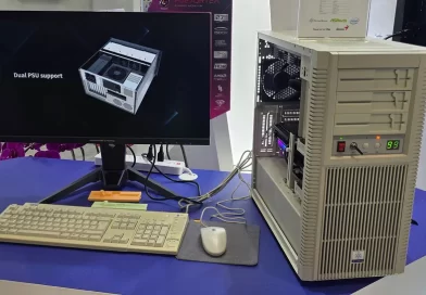 Gabinete SilverStone FLP02 bege com design de PC dos anos 80.