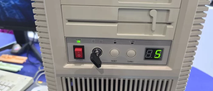 Gabinete SilverStone FLP02 bege com design de PC dos anos 80.