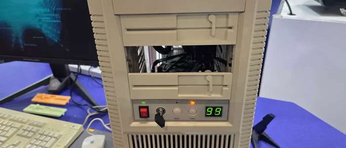Gabinete SilverStone FLP02 bege com design de PC dos anos 80.