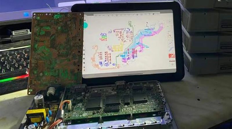 Placa-mãe recriada do PlayStation original via engenharia reversa.